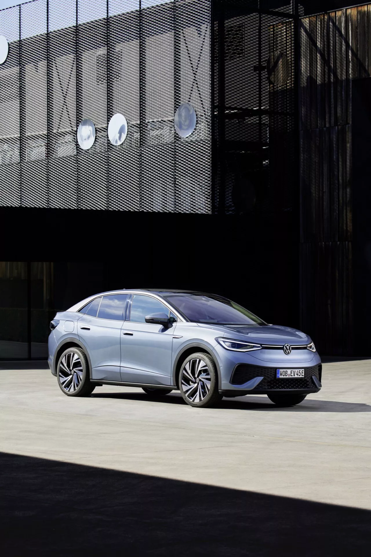 VW ID.5 2022 prva generacija, električni SUV, eleganten in sodoben dizajn z ostrimi linijami, značilna sprednja maska, LED žarometi in prostorna notranjost z naprednimi tehnološkimi funkcijami