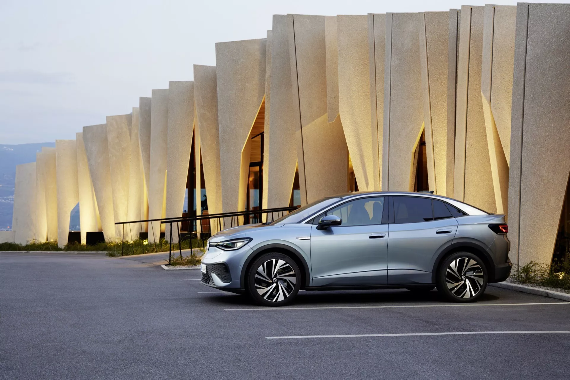 Električni SUV Volkswagen ID.5 prve generacije iz leta 2022 z elegantno zasnovo, prostorno notranjostjo in napredno tehnologijo