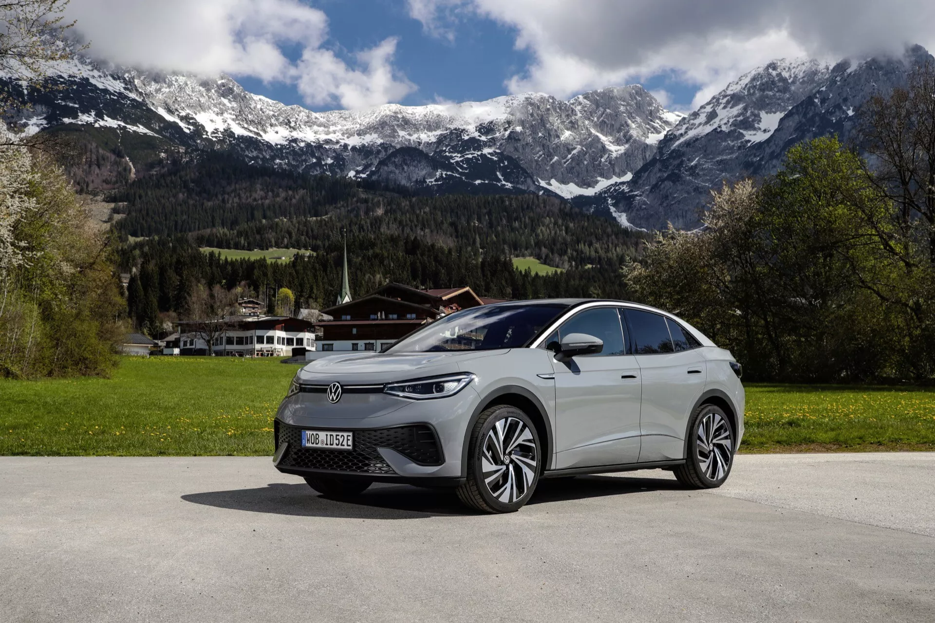 Stranski pogled prve generacije Volkswagen ID.5 iz leta 2022, ki prikazuje svoj eleganten aerodinamičen dizajn, napreden sistem razsvetljave in sodobne obline v sofisticiranem urbanem okolju.