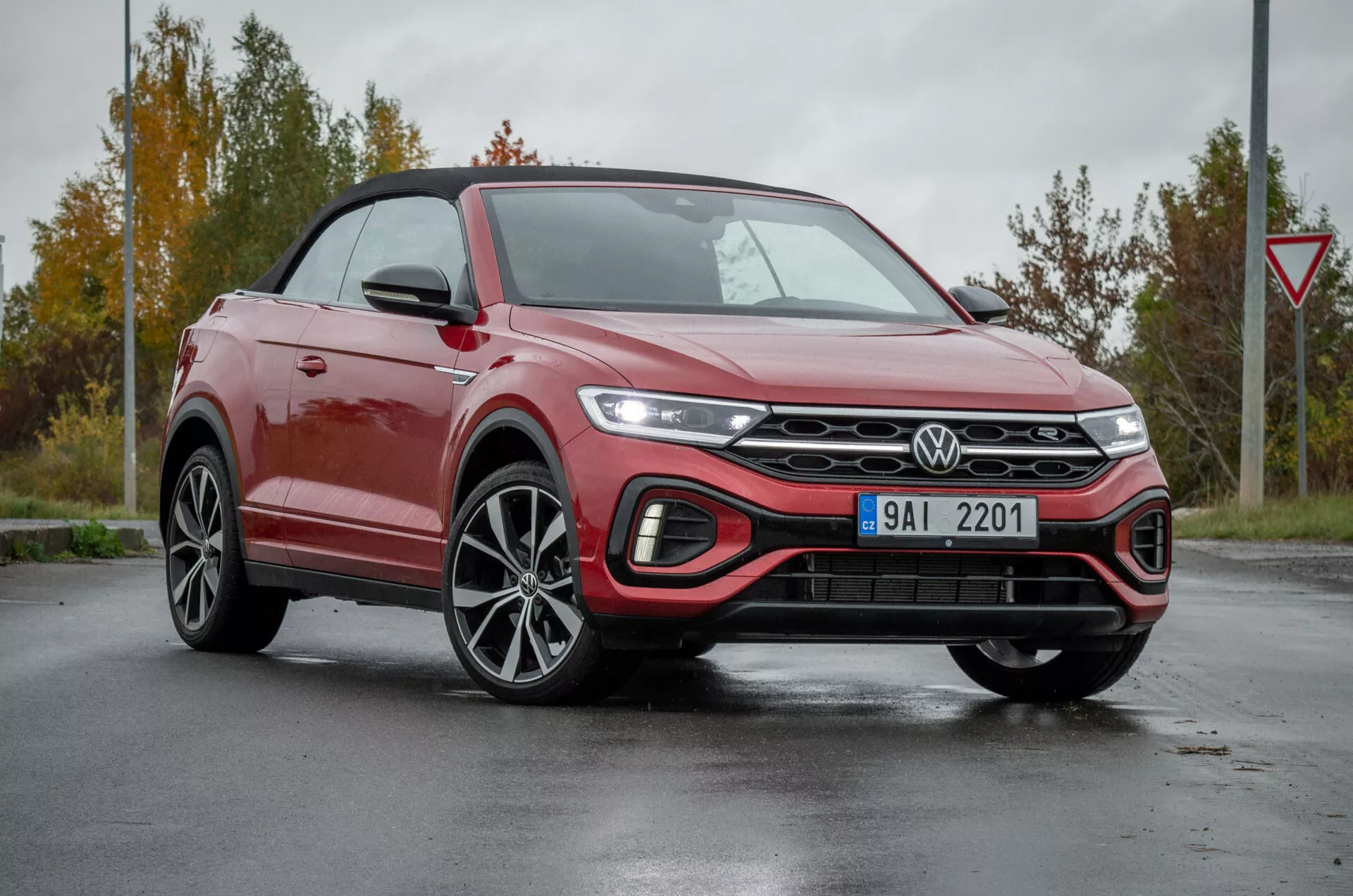 VW T-Roc Cabriolet 2022 v pogledu spredaj tri četrtine poudarja njegov sodoben dizajn kabrioleta crossover SUV, vključno z elegantnimi LED žarometi, naprednim sistemom hlajenja rešetke, športnimi litoželeznimi kolesi in tehnološkimi funkcijami pod razpršeno dnevno svetlobo