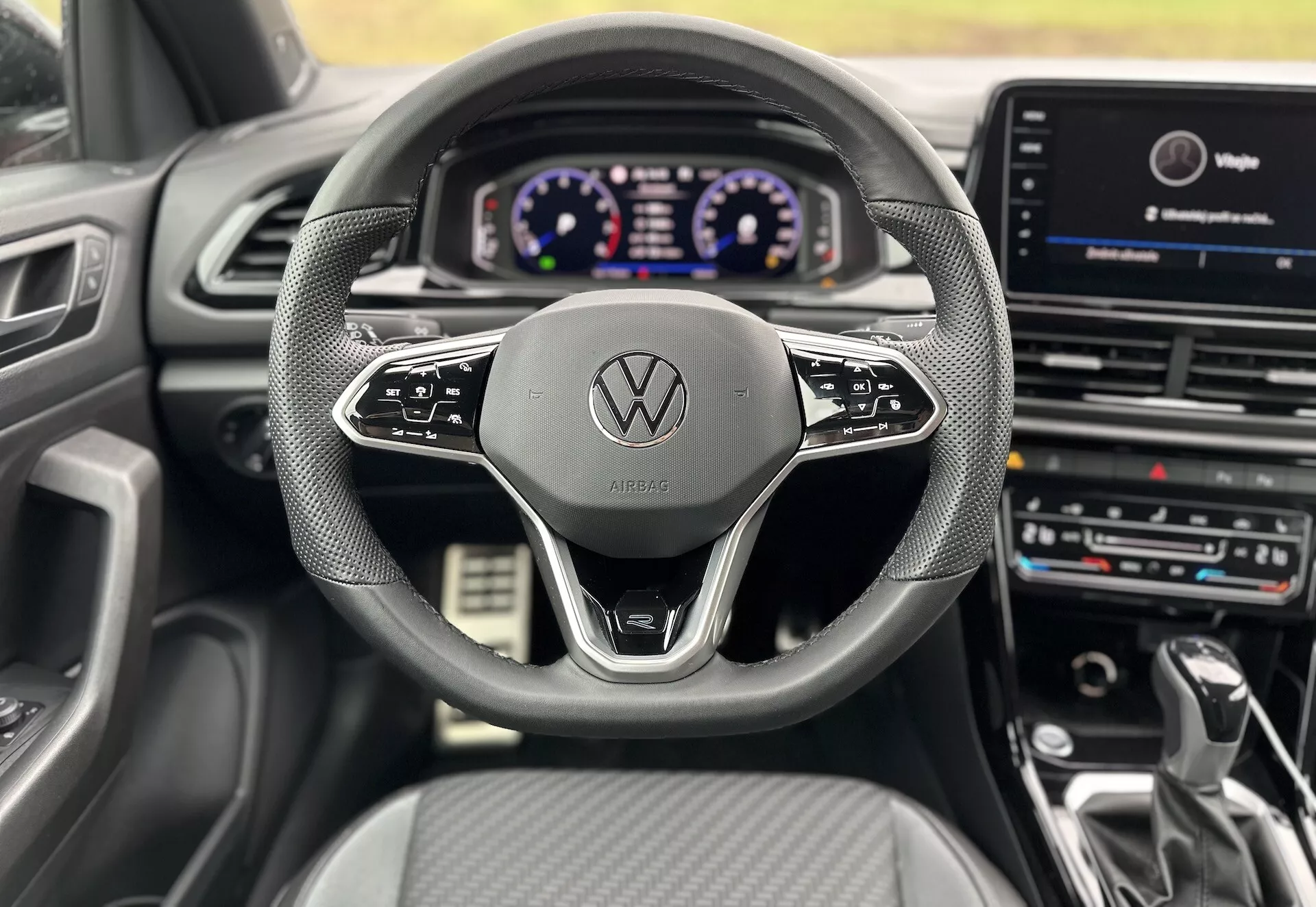 Pogled iz notranjosti z voznikovega sedeža Volkswagen T-Roc Cabriolet 2022, ki prikazuje volan, digitalni instrument panel in centralni sistem za informacije in zabavo